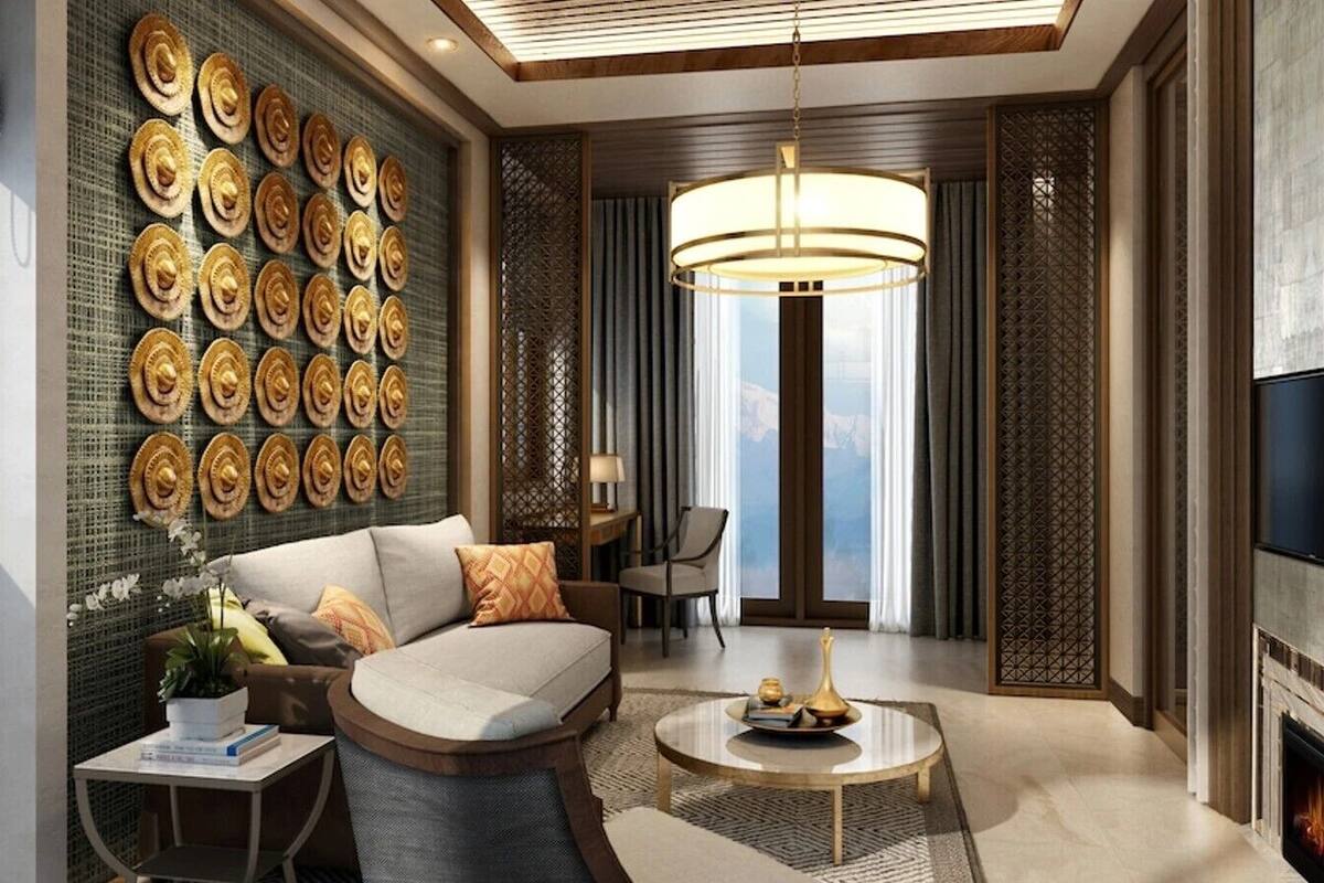 Un salón moderno con sofá, mesa de centro y decoración en la pared.