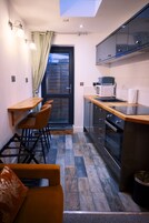 Cocina compacta con comedor, microondas y vistas a través de un ventanal.