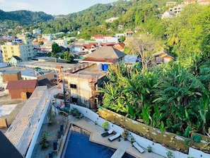 Un quartiere residenziale con piscina, edifici e verdeggiante vegetazione.