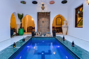 حمام سباحة