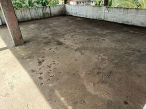 Un suelo de concreto con desgaste visible y parches.