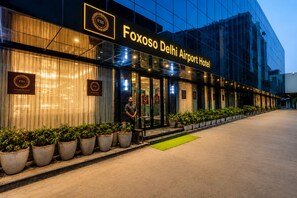 Hotellet Foxoso Delhi Airport har en modern exteriör med en tilltalande fasad, stora fönster och en väl upplyst entré.