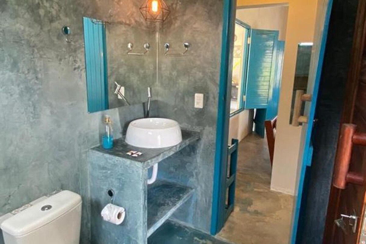 Un baño con inodoro, lavabo y espejo.