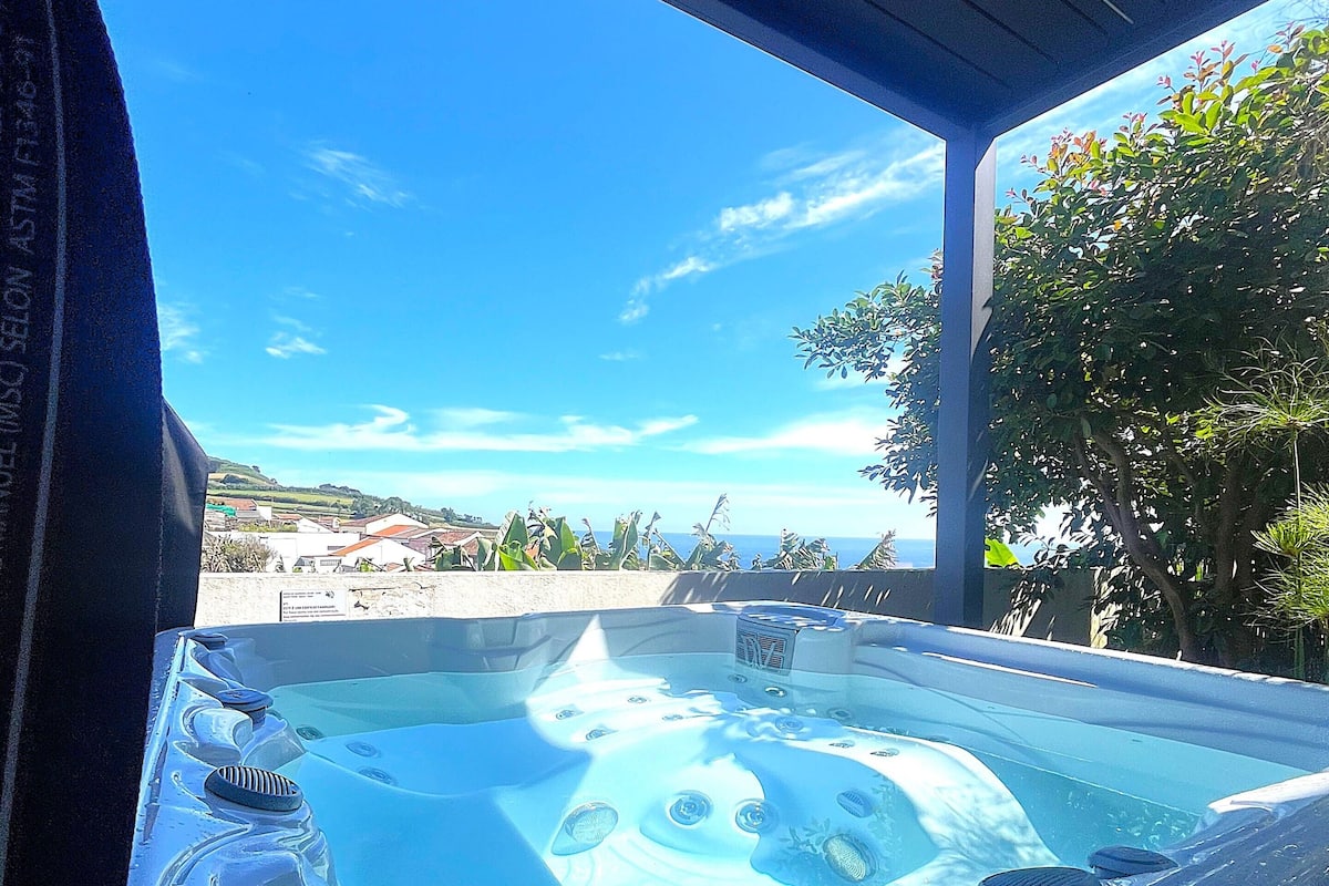 Jacuzzi con vistas despejadas a la playa y al océano.