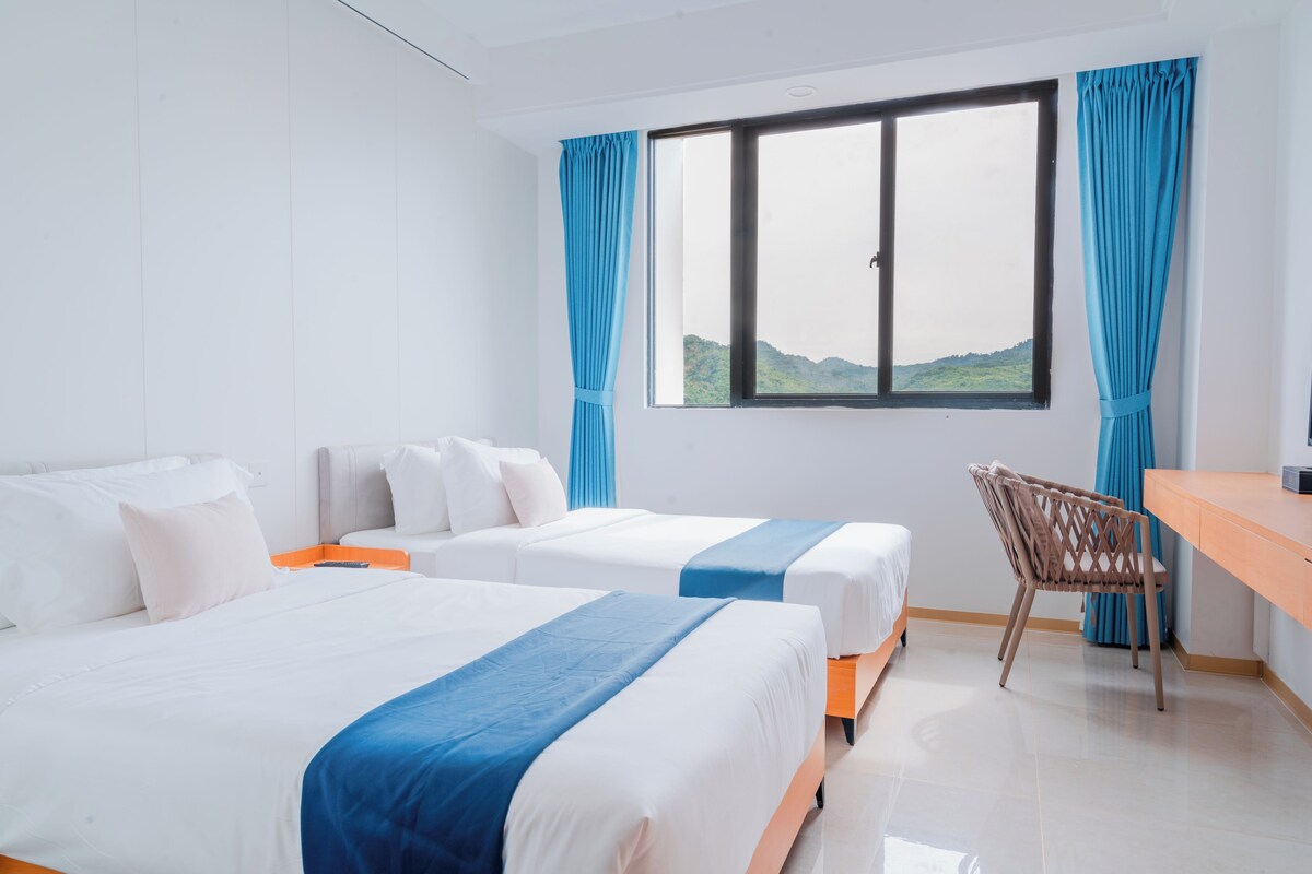 Deluxe Room - Mountain View