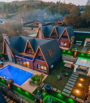 A modern resort with multiple cabins, a swimming pool, and outdoor lighting. - Daylight Sapanca (Sapanca)