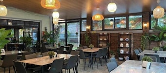 Mom Shies Apartelle and Restaurant