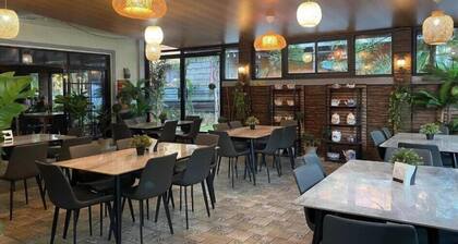 Mom Shies Apartelle and Restaurant