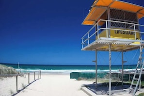 Ein Rettungsturm mit freiem Blick auf das Meer und den Strand.