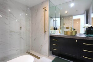 Shower, hair dryer, towels, shampoo - The Phoenician Luxe Suite (Broadbeach)