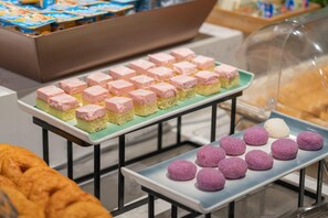 Una presentació de postres amb diferents dolços exposats en safates.