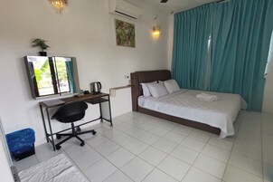Un dormitorio con cama, escritorio, silla y ventana con cortinas.