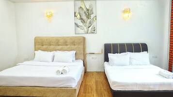 Habitación de hotel con dos camas, un ventanal grande y una obra de arte colgada en la pared.
