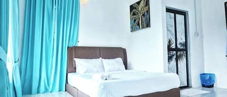 Une chambre moderne avec un grand lit, une vue sur des palmiers et une porte donnant sur un espace extérieur.