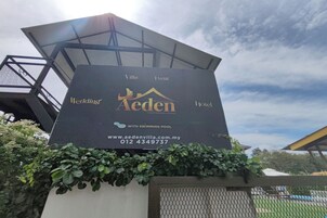 Señal de Aeden Villa & Event Hotel con piscina, número de contacto y sitio web.