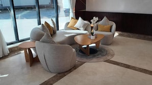 A modern living area with a sofa set, a coffee table, and a small side table. - Samt Inn Al Narjis (Riyadh)