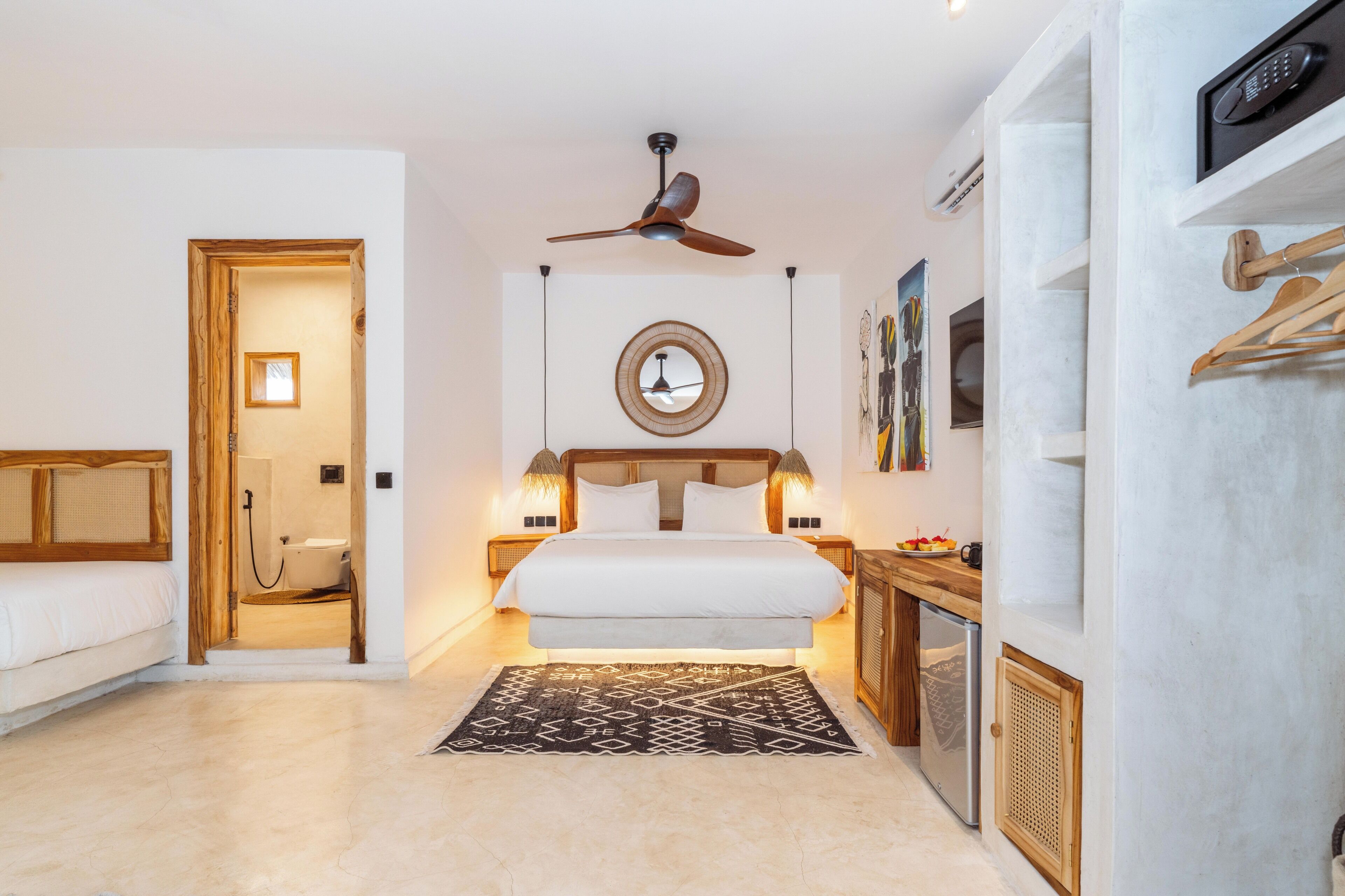 Quarto quádruplo luxo, vista para o jardim | Cofres nos quartos, escrivaninha, espaço de trabalho para notebook