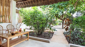 Bungalow Deluxe, vista al jardín | Restaurante al aire libre
