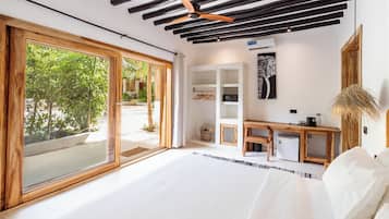 Bungalow Deluxe, varias camas, vista al jardín | Caja de seguridad en la habitación y escritorio