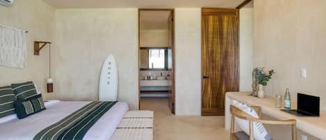 Ein Schlafzimmer mit einem Bett, einem Schreibtisch, einem Stuhl, einem Surfbrett und einem Deckenventilator.