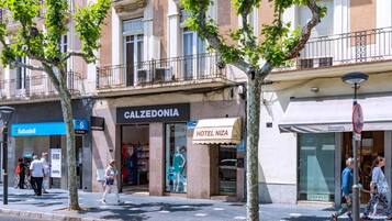 Vista de la calle con un hotel llamado 'Calzedonia' y el 'Hotel Niza' al otro lado.