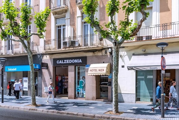 A street view with a hotel named 'Calzedonia' and a 'Hotel Niza' across the street. - Hotel Niza Salou (Salou)