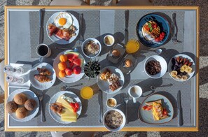Ein Frühstückstisch mit verschiedenen Speisen und Besteck.