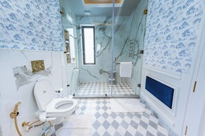 A bathroom with a toilet, shower, and bathtub. - The Manor Sports And Wellness Hotel (Shimla)