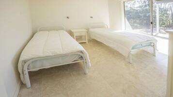 4 bedrooms, iron/ironing board