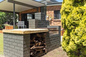 Outdoor dining - Barker Retreat at Burrill Lake (Burrill Lake)