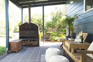 Outdoor dining - All Decked Out at Kioloa Pet Friendly (Kioloa)