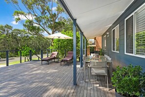 Outdoor dining - All Decked Out at Kioloa Pet Friendly (Kioloa)