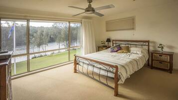4 bedrooms, iron/ironing board, WiFi