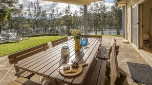 Outdoor dining - Atlantis on Lake Conjola (Conjola Park)