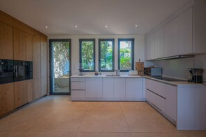 Private kitchen - LA CROIX-VALMER - 7 BEDROOMS - CLOSE TO THE BEACH - SEA AND GARDEN VIEW (LA CROIX VALMER)