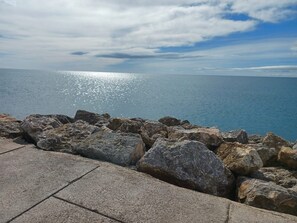 A coastal view with a rocky shoreline and a clear sky. - 40-square-meter air-conditioned mobile home in Valras Plage  (Sérignan)