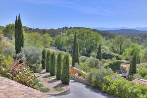 A garden with pathways, cypress trees, and a variety of plants. - Une Parenthèse d’Exception au Cœur du Var Authentique (FLAYOSC)