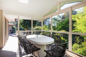 Outdoor dining - Point Break at Bawley Point (Bawley Point)