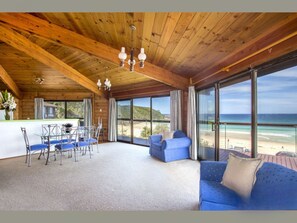 TV - Ocean's Kiss at Mollymook (Mollymook Beach)