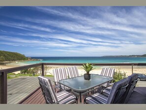Outdoor dining - Ocean's Kiss at Mollymook (Mollymook Beach)