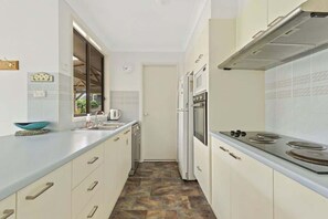 Fridge, microwave, oven, stovetop - Reflections at Lake Conjola (Lake Conjola)