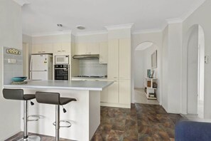 Fridge, microwave, oven, stovetop - Reflections at Lake Conjola (Lake Conjola)