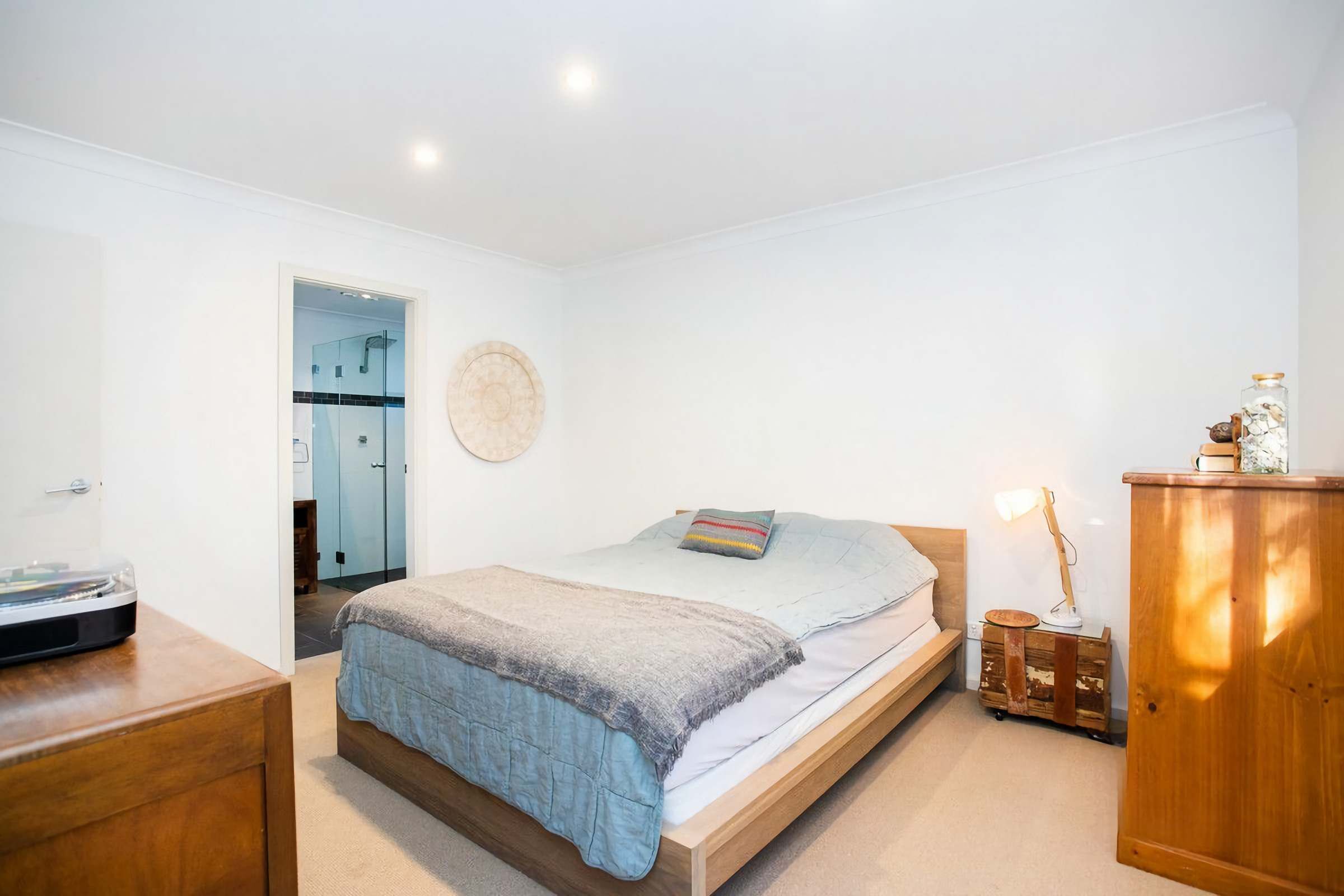 3 bedrooms, iron/ironing board, bed sheets