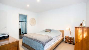 3 bedrooms, iron/ironing board, bed sheets