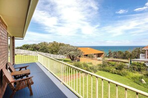 Terrace/patio - Rennies Beach Escape "Carinya" (Ulladulla)