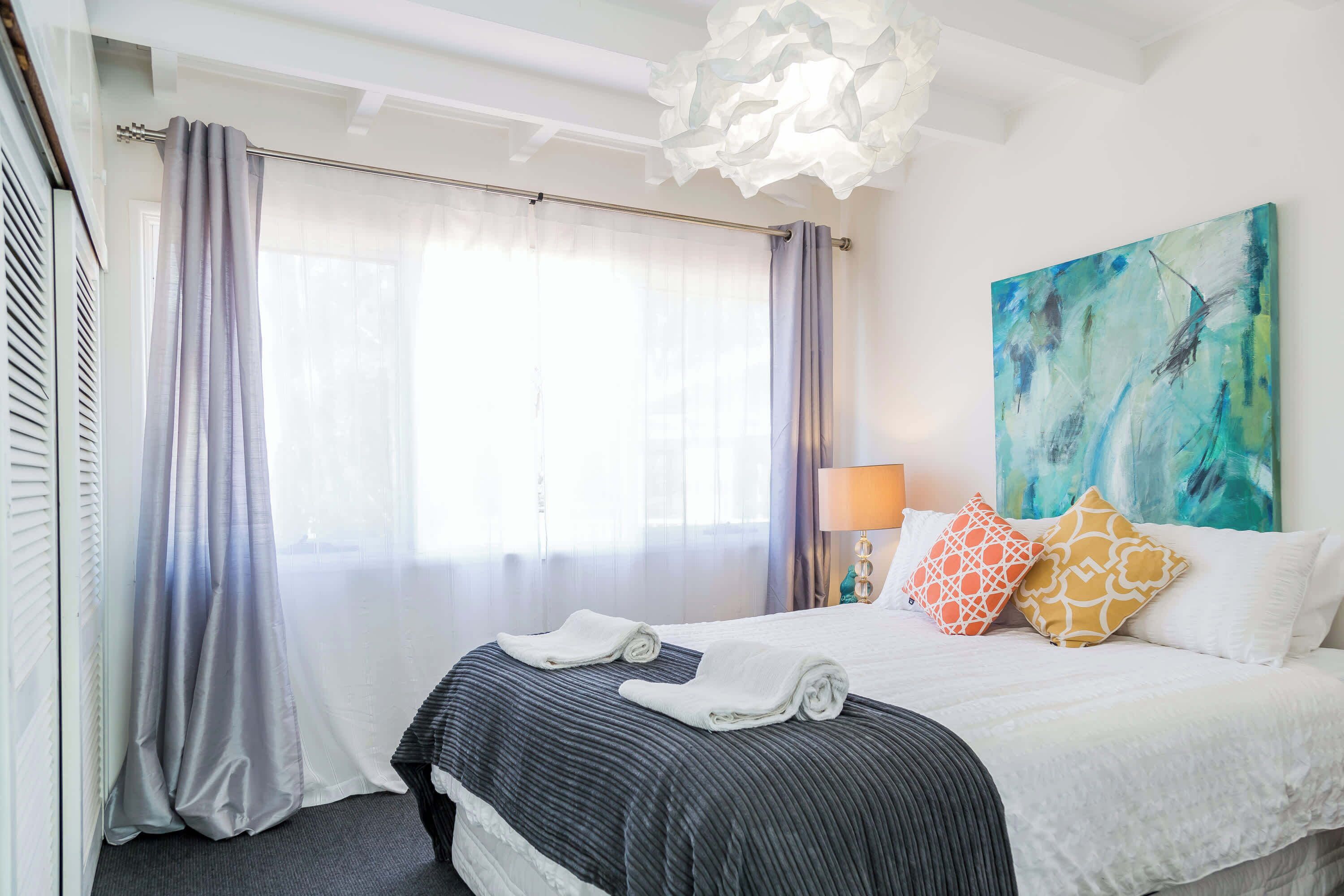 4 bedrooms, iron/ironing board, WiFi, bed sheets