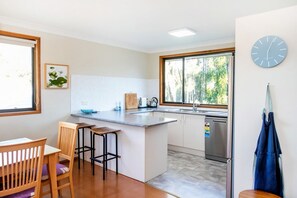 Fridge, microwave, oven, stovetop - The Rainbow Lorikeet Verandah (Bawley Point)