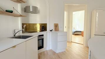 Fridge, oven, stovetop, dishwasher
