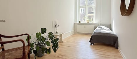 3 habitaciones, tabla de planchar con plancha y cuna de viaje