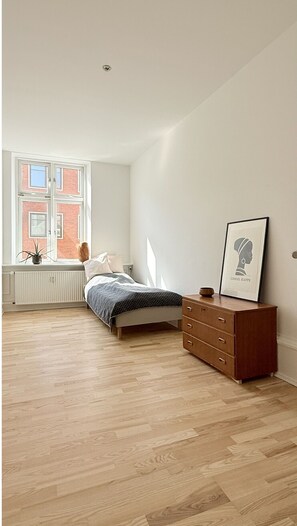 3 bedrooms, iron/ironing board, travel cot, free WiFi - City Apartment in Copenhagen with 3 bedrooms sleeps 4 (Copenhagen)